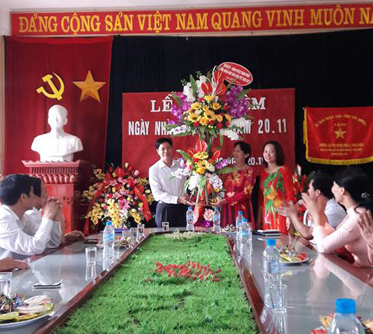 Đ/c Đồng Dũng Mạnh – Phó bí thư thường trực Huyện ủy – Phó chủ tịch UBND huyện Thanh Miện tặng hoa nhà trường nhân ngày nhà giáo Việt Nam